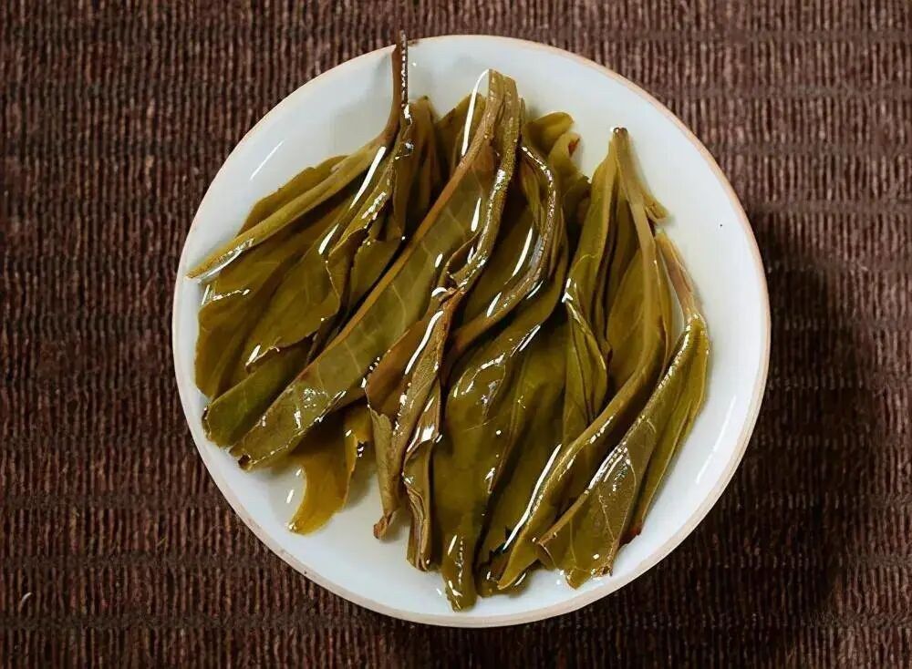 Pu-erh sheng cây cổ thụ Banzhang Five Villages