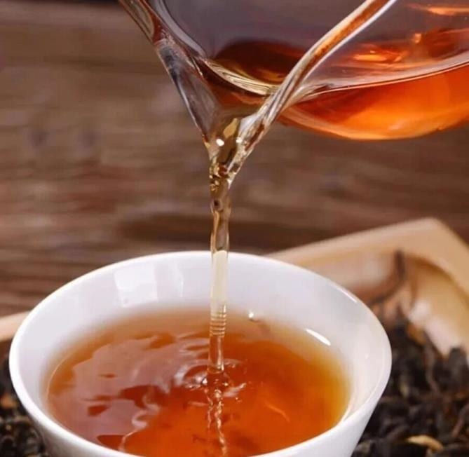 Teh Hitam Pohon Tua Fengqing Dian Hong — Seduhan