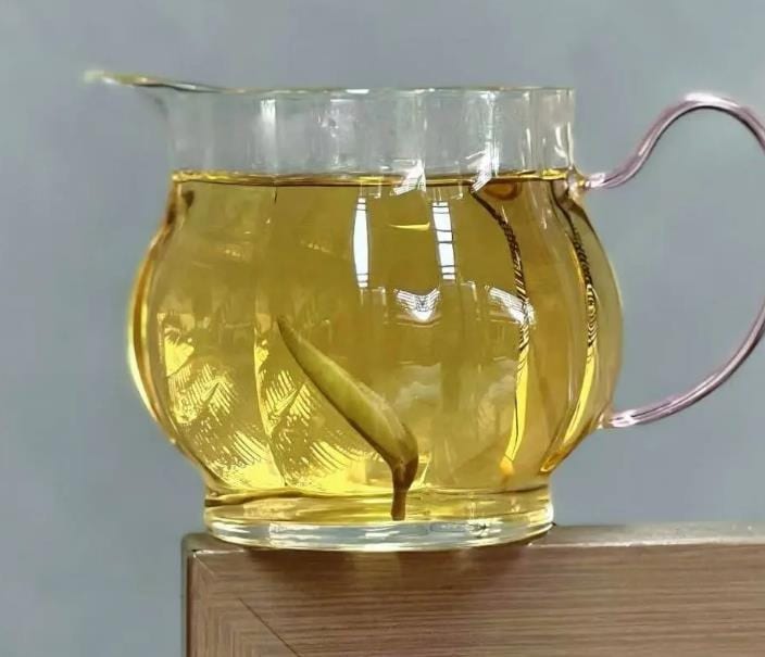 Teh Putih Pohon Tua Jinggu Dian Bai (Cake) — Seduhan