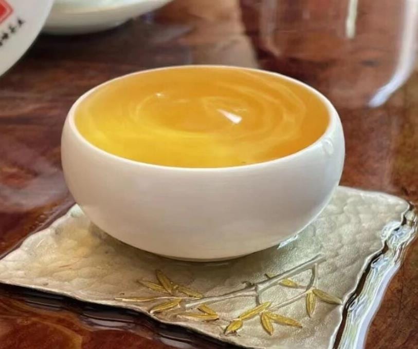 Pu-erh Sheng Pohon Tua Lincang Xigui — Seduhan