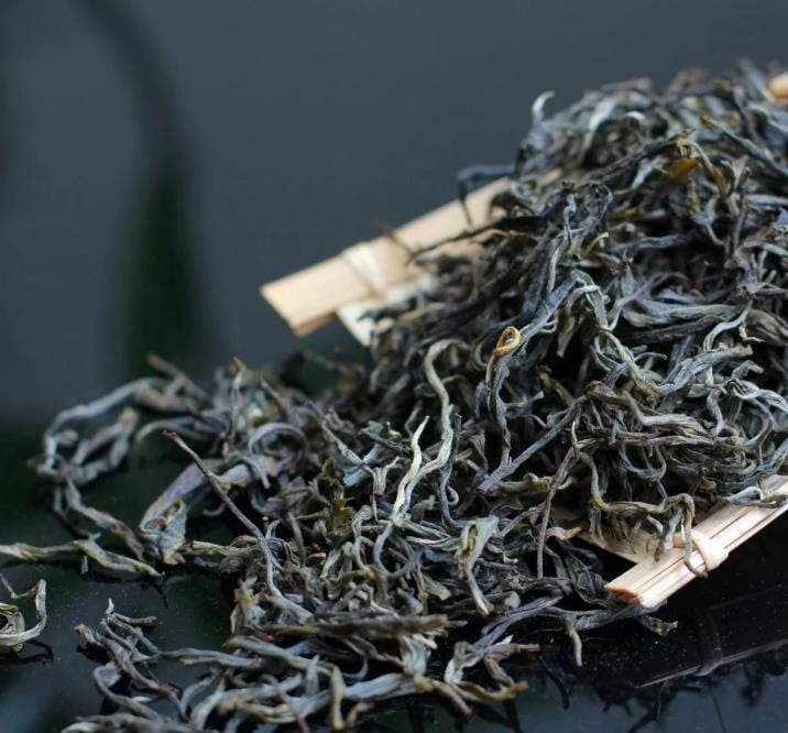 Pu-erh Sheng Single-Tree Nannuo Yakou Old Village — Daun kering